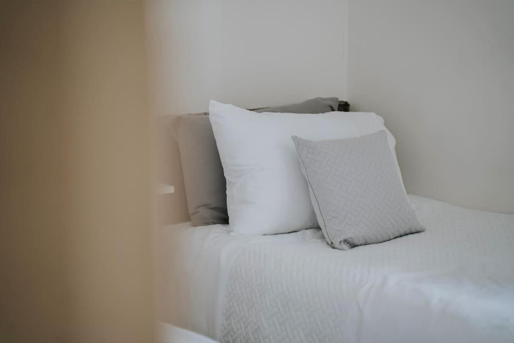 Linen Cottage- Parking, Leds, 4K Tvs, 5G Wifi And More! Bath Bagian luar foto