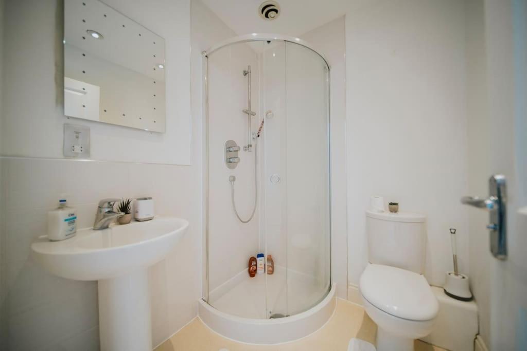 Linen Cottage- Parking, Leds, 4K Tvs, 5G Wifi And More! Bath Bagian luar foto