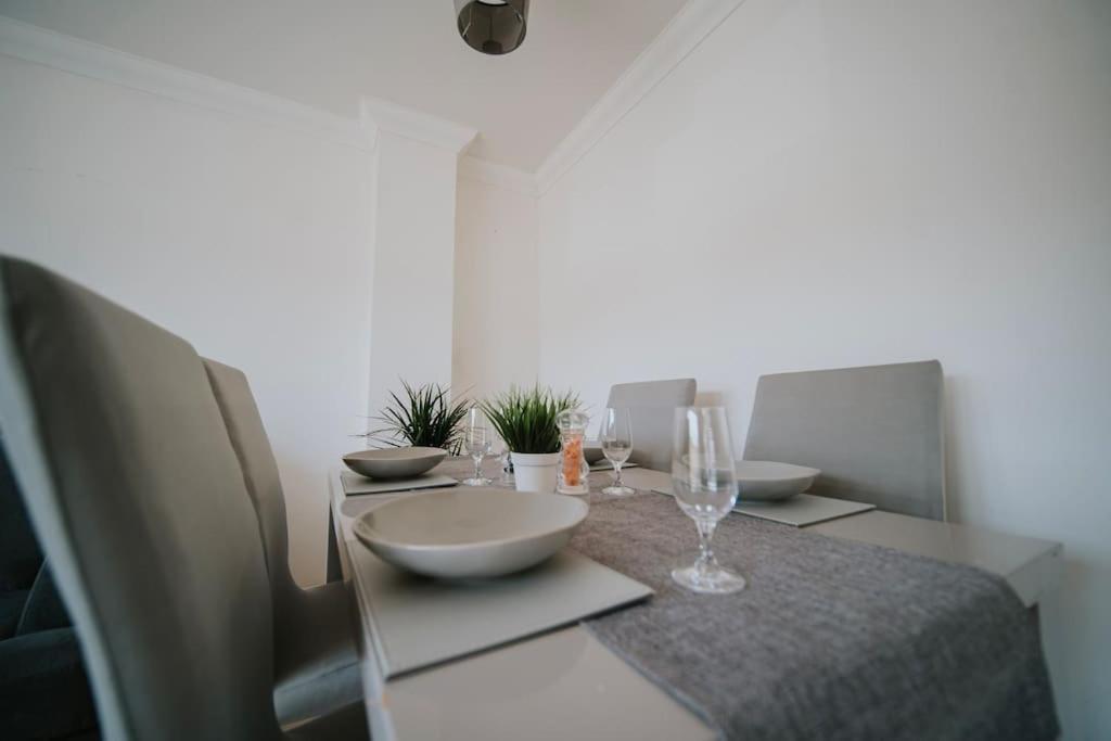 Linen Cottage- Parking, Leds, 4K Tvs, 5G Wifi And More! Bath Bagian luar foto