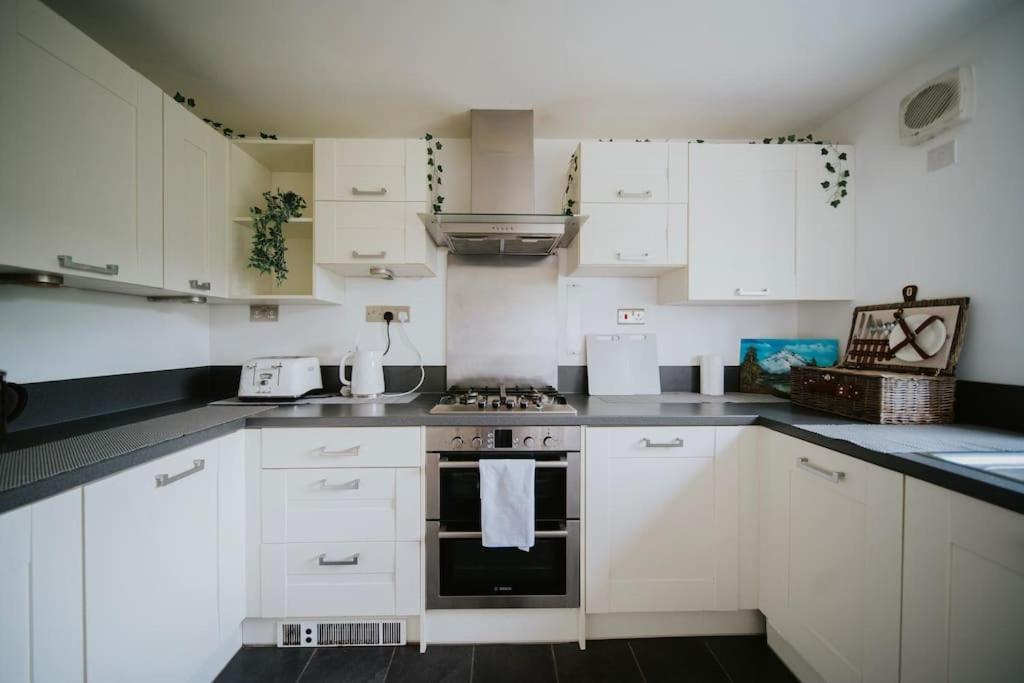 Linen Cottage- Parking, Leds, 4K Tvs, 5G Wifi And More! Bath Bagian luar foto