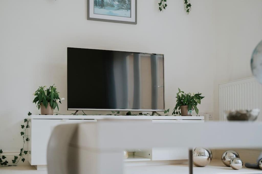Linen Cottage- Parking, Leds, 4K Tvs, 5G Wifi And More! Bath Bagian luar foto