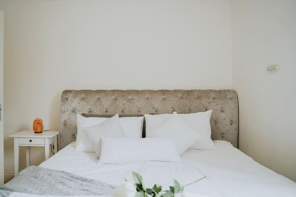 Linen Cottage- Parking, Leds, 4K Tvs, 5G Wifi And More! Bath Bagian luar foto