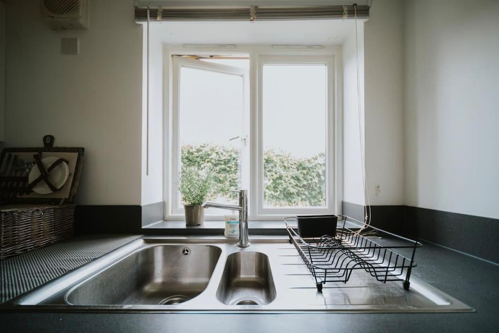 Linen Cottage- Parking, Leds, 4K Tvs, 5G Wifi And More! Bath Bagian luar foto